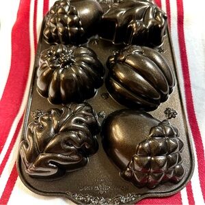 Nordic Ware Metallic Bronze Autumn Treats Bakeware Mold 🍁